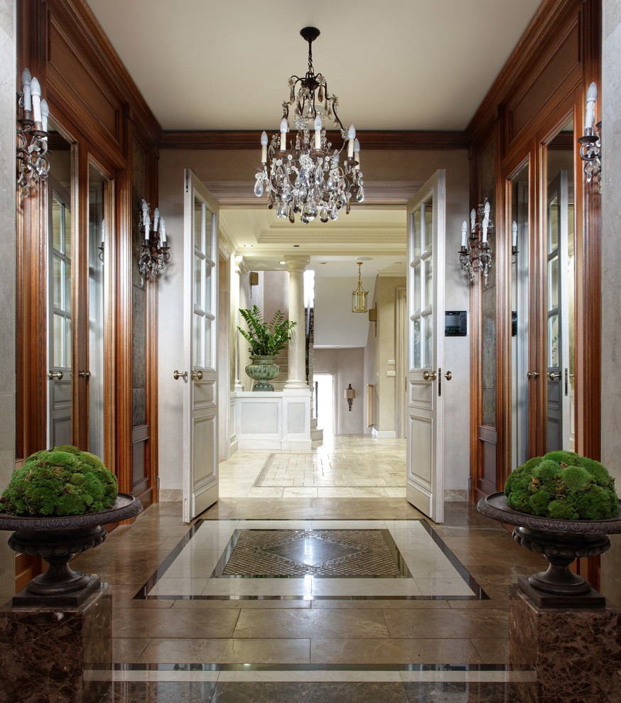 Imagen de recibidores y pasillos clásicos grandes con paredes multicolor y suelo de mármol