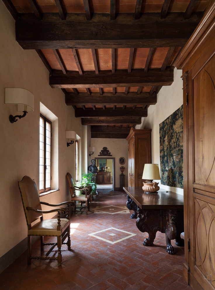 Inspiration för en vintage hall, med beige väggar, klinkergolv i terrakotta och brunt golv