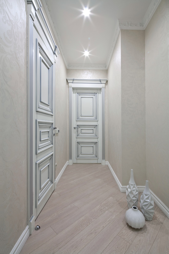 На фото: коридор в стиле неоклассика (современная классика)