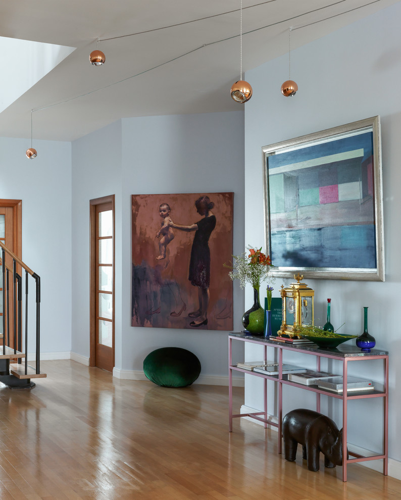 Источник вдохновения для домашнего уюта: коридор в современном стиле с синими стенами, светлым паркетным полом и бежевым полом