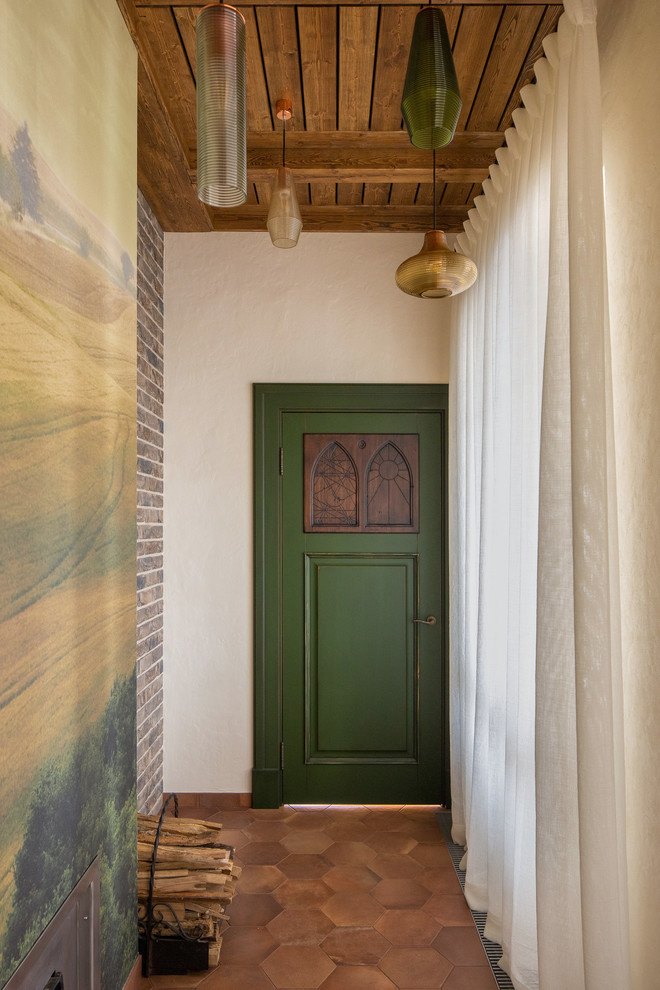Foto di un ingresso o corridoio mediterraneo di medie dimensioni con pareti beige, pavimento con piastrelle in ceramica e pavimento marrone