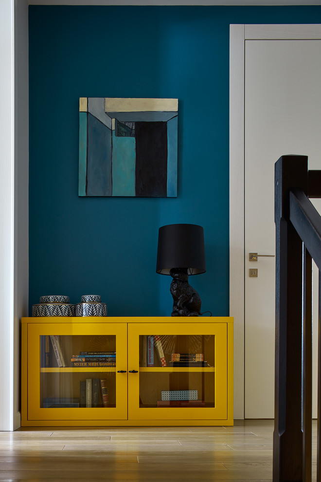 На фото: коридор среднего размера: освещение в современном стиле с синими стенами, паркетным полом среднего тона и бежевым полом с