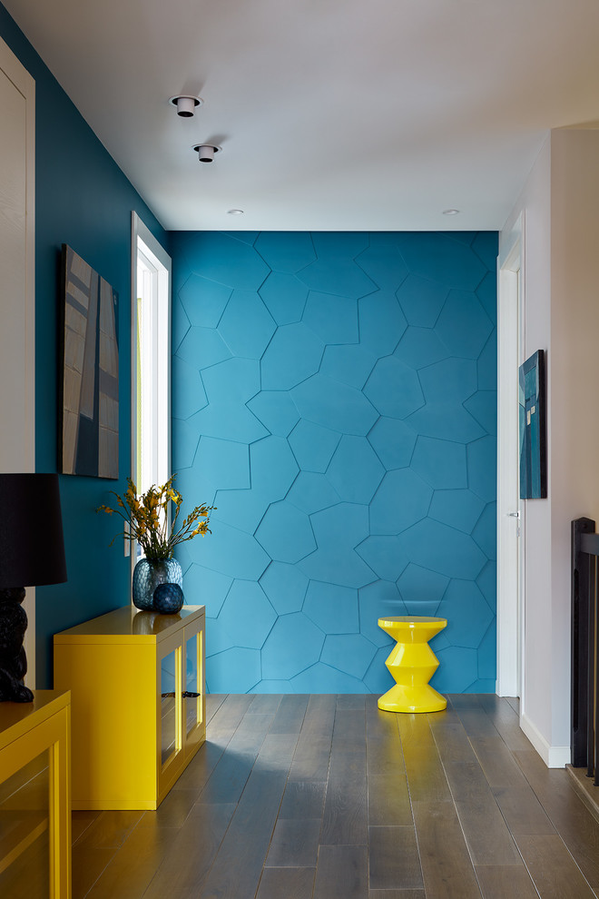 Inspiration för mellanstora moderna hallar, med blå väggar, mellanmörkt trägolv och beiget golv