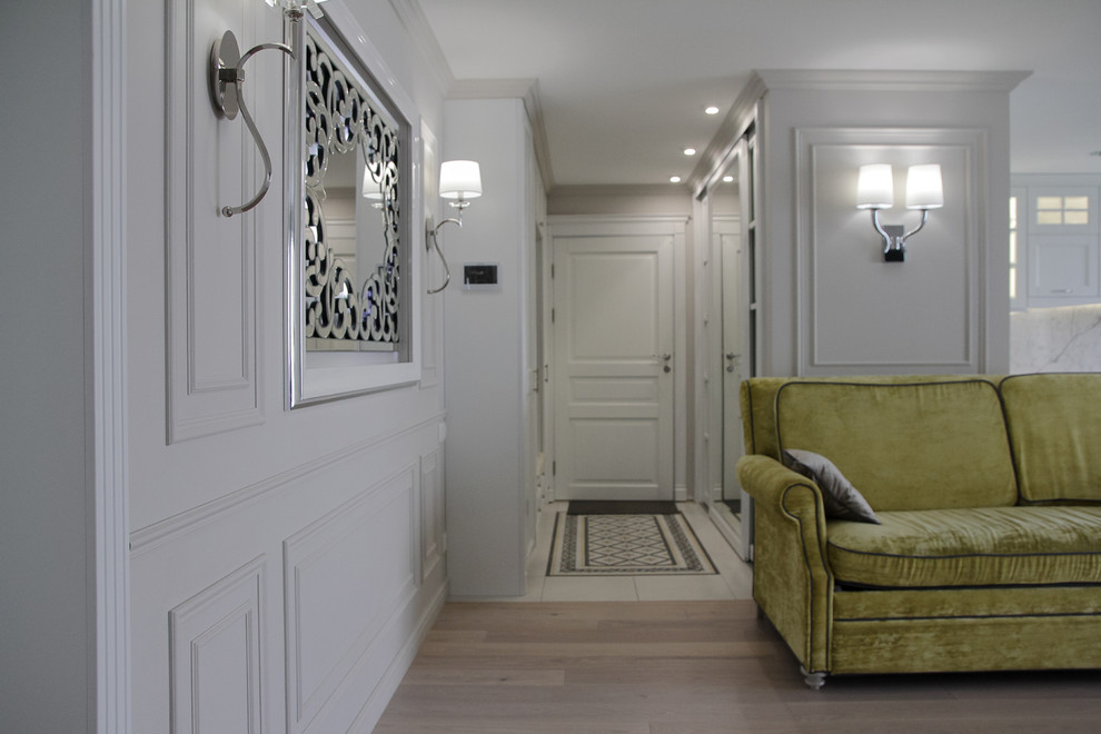 Свежая идея для дизайна: коридор среднего размера в классическом стиле с серыми стенами - отличное фото интерьера