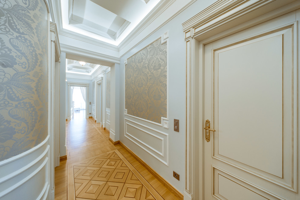Großer Klassischer Schmaler Flur mit weißer Wandfarbe und braunem Holzboden in Moskau