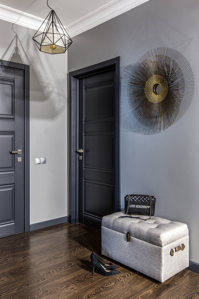 На фото: коридор в современном стиле с серыми стенами, темным паркетным полом и коричневым полом с