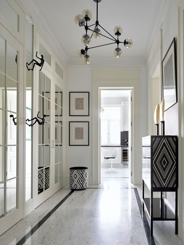 Свежая идея для дизайна: коридор в современном стиле с белыми стенами и серым полом - отличное фото интерьера