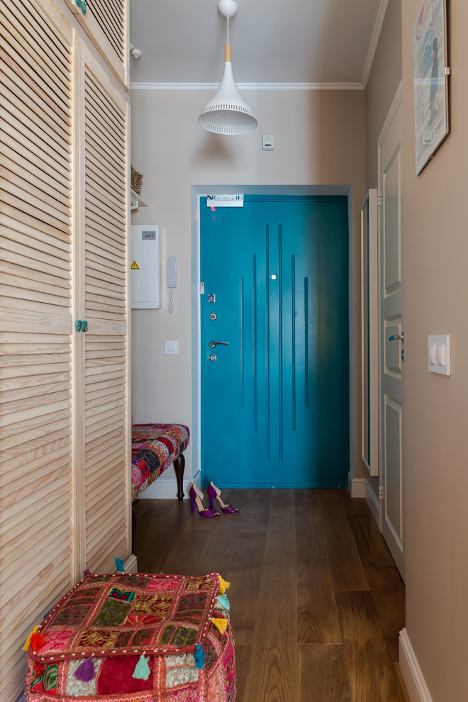 Источник вдохновения для домашнего уюта: маленький коридор в стиле фьюжн с бежевыми стенами и полом из ламината для на участке и в саду