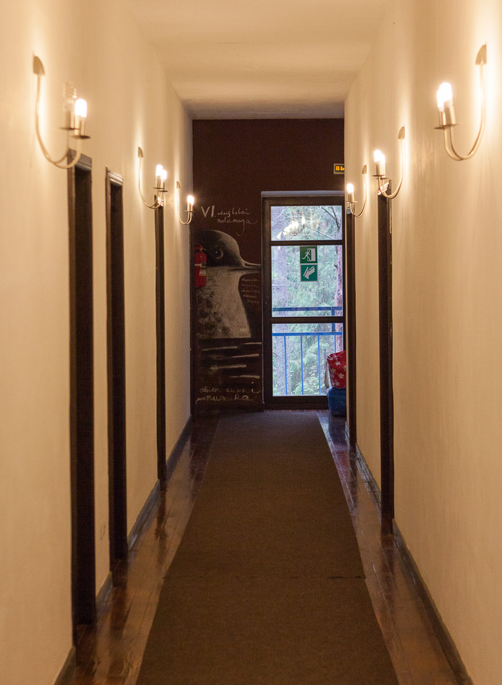 На фото: коридор в стиле рустика