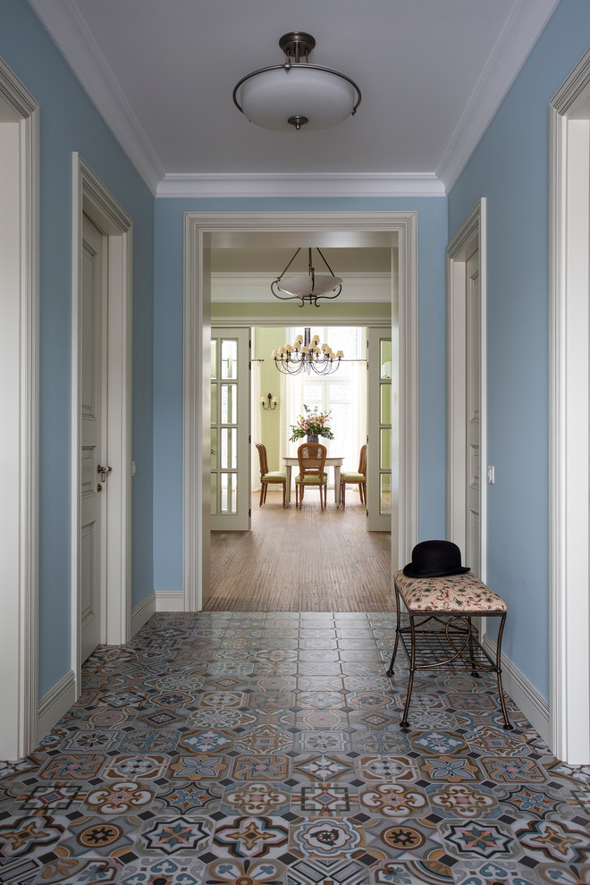 Diseño de recibidores y pasillos clásicos con paredes azules
