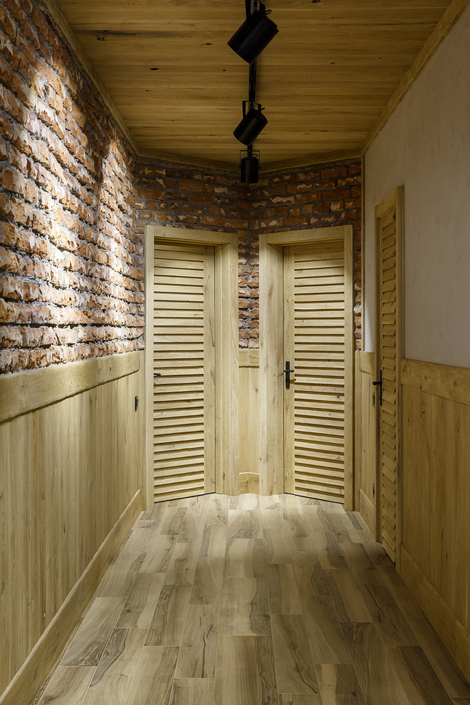 На фото: коридор в стиле лофт с коричневыми стенами, светлым паркетным полом и бежевым полом с