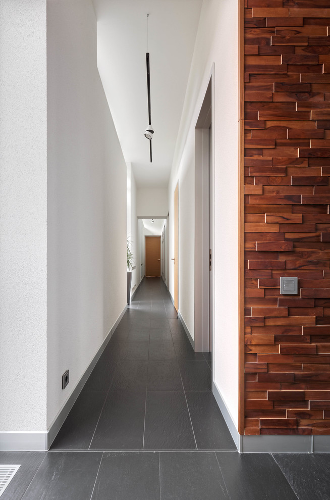 Идея дизайна: коридор среднего размера в современном стиле с полом из сланца и серым полом