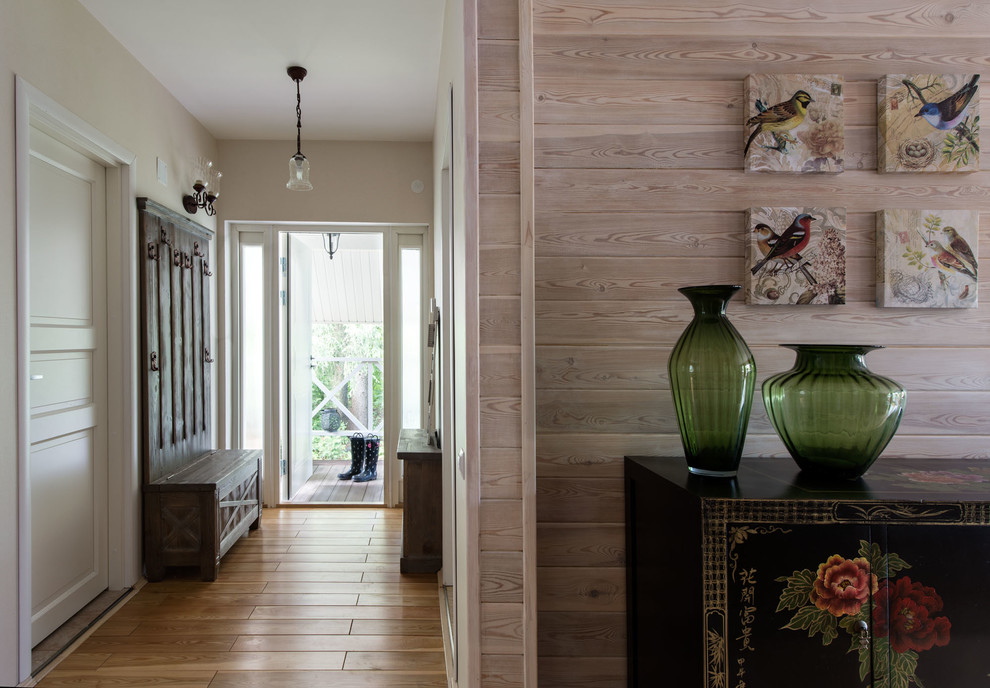 Imagen de recibidores y pasillos eclécticos de tamaño medio con paredes beige y suelo de madera en tonos medios