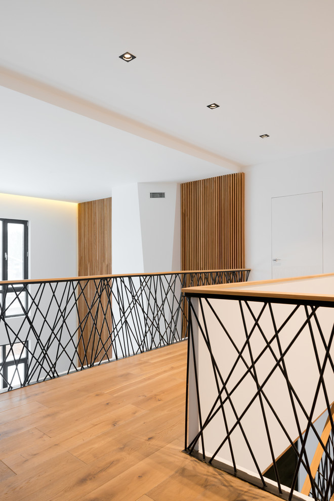 Источник вдохновения для домашнего уюта: коридор в современном стиле с белыми стенами, паркетным полом среднего тона и коричневым полом