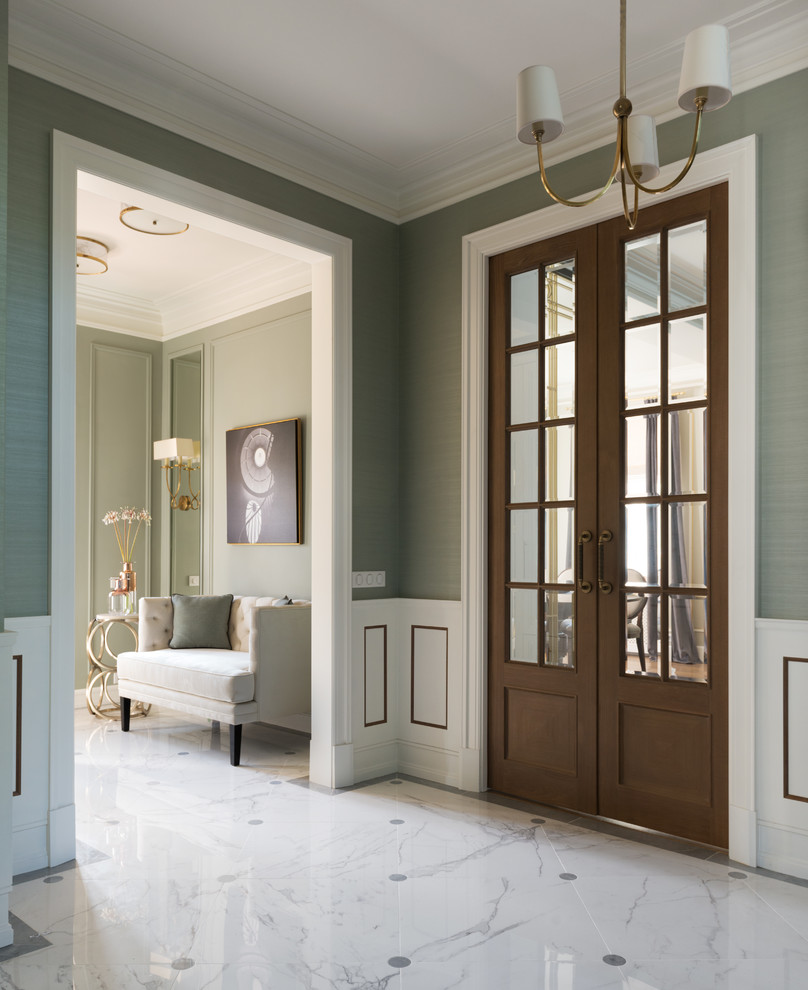 Источник вдохновения для домашнего уюта: коридор в стиле неоклассика (современная классика) с белым полом и серыми стенами