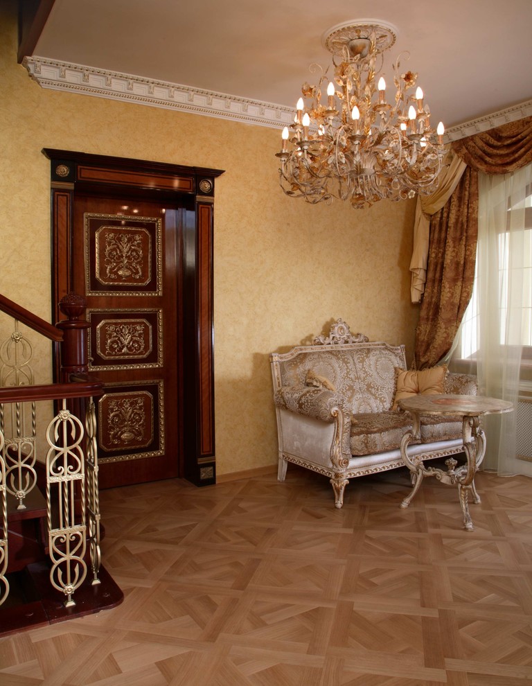 Foto de recibidores y pasillos clásicos de tamaño medio con paredes amarillas y suelo de madera clara