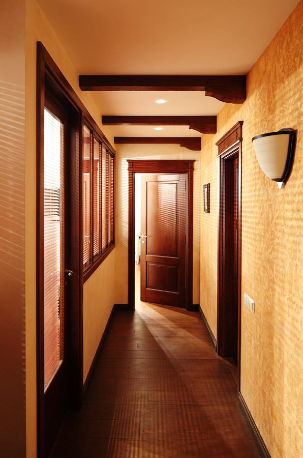 Источник вдохновения для домашнего уюта: коридор среднего размера в стиле фьюжн с оранжевыми стенами, темным паркетным полом и коричневым полом