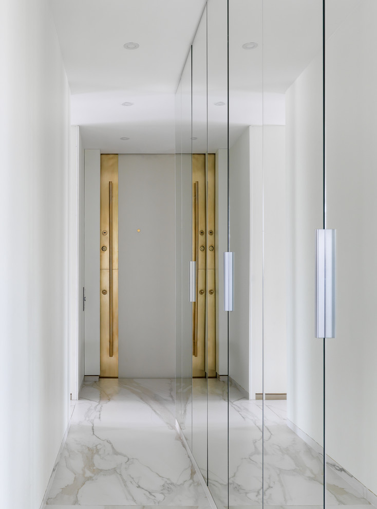 Стильный дизайн: коридор в современном стиле с белыми стенами и белым полом - последний тренд