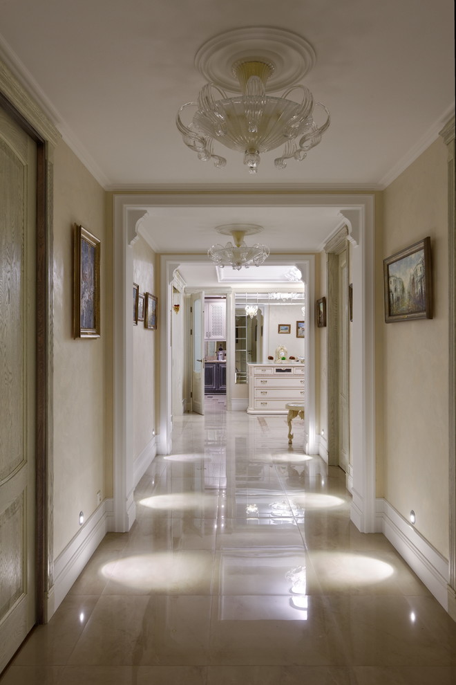 На фото: коридор в стиле неоклассика (современная классика) с бежевыми стенами с
