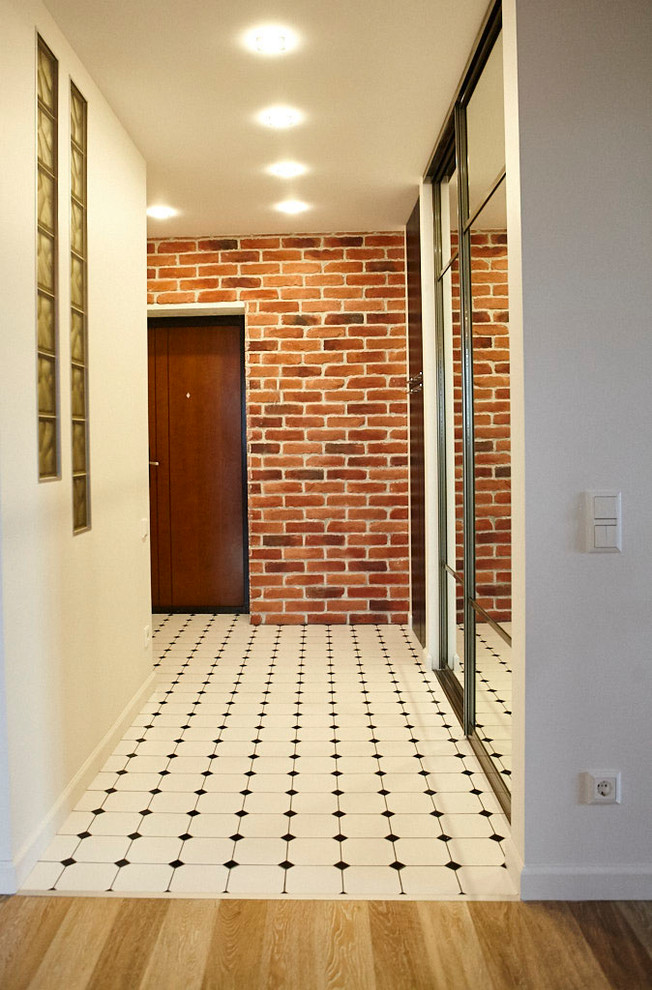 Свежая идея для дизайна: маленький коридор в современном стиле с полом из керамической плитки, белым полом и белыми стенами для на участке и в саду - отличное фото интерьера