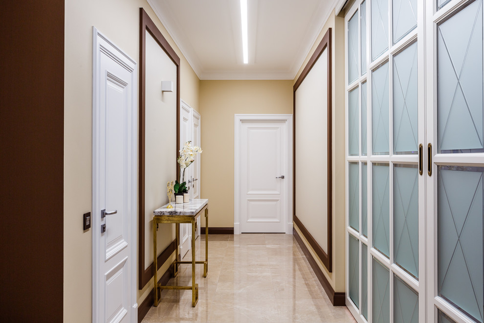 Esempio di un ingresso o corridoio classico con pareti beige e pavimento beige