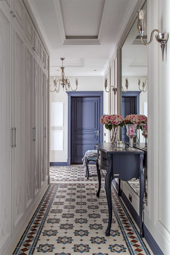 На фото: коридор в классическом стиле с белыми стенами и разноцветным полом с