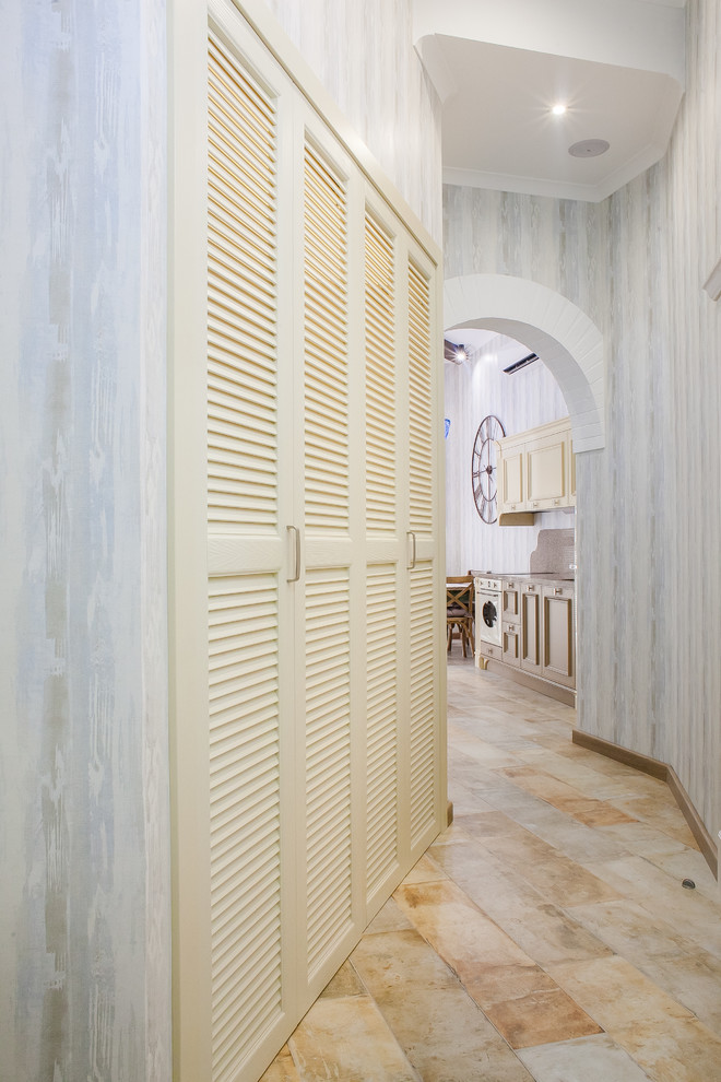 Foto de recibidores y pasillos mediterráneos pequeños con suelo de baldosas de porcelana y suelo beige