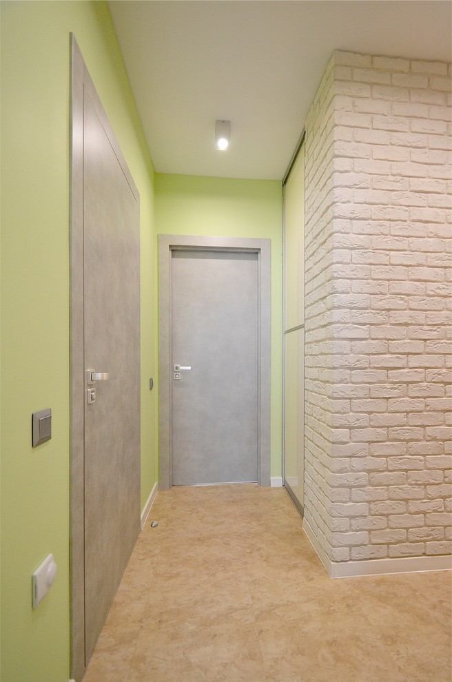 На фото: коридор среднего размера в современном стиле с зелеными стенами, полом из винила и бежевым полом