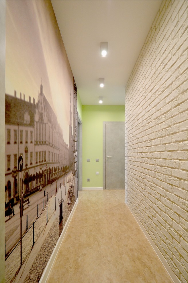 На фото: коридор среднего размера в современном стиле с зелеными стенами, полом из винила и бежевым полом с