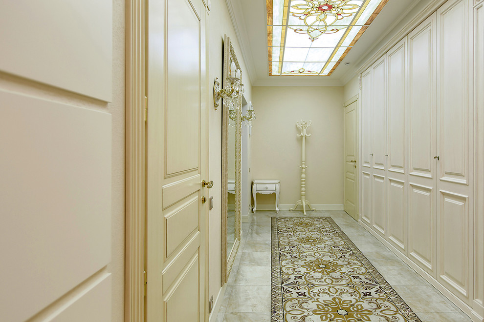 Idée de décoration pour un couloir tradition avec un mur blanc.
