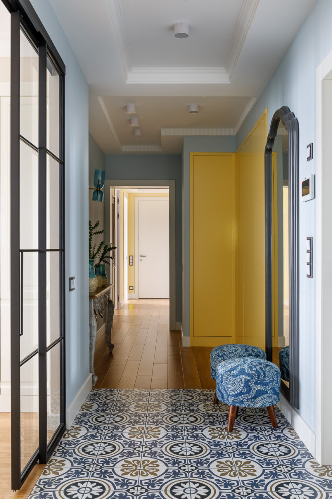 Cette photo montre un couloir chic avec un mur bleu et un plafond décaissé.