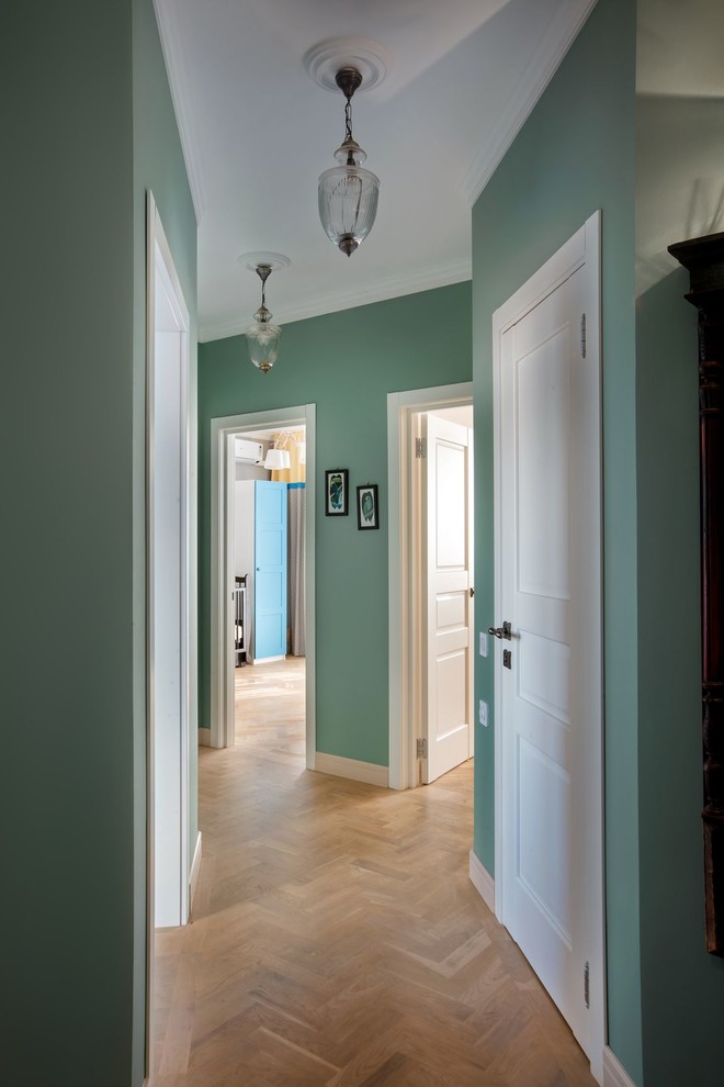 Пример оригинального дизайна: узкий коридор среднего размера в стиле неоклассика (современная классика) с зелеными стенами, паркетным полом среднего тона и коричневым полом