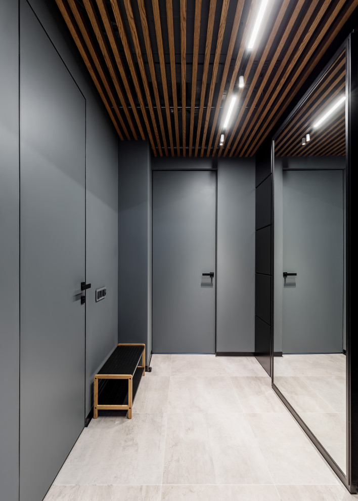 На фото: коридор среднего размера в современном стиле с серыми стенами, бежевым полом и деревянным потолком с