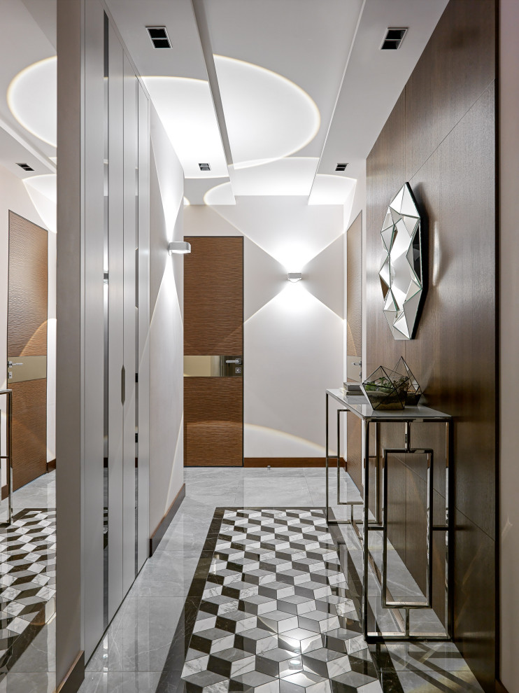 Diseño de recibidores y pasillos contemporáneos de tamaño medio con paredes beige, suelo de baldosas de porcelana y suelo gris
