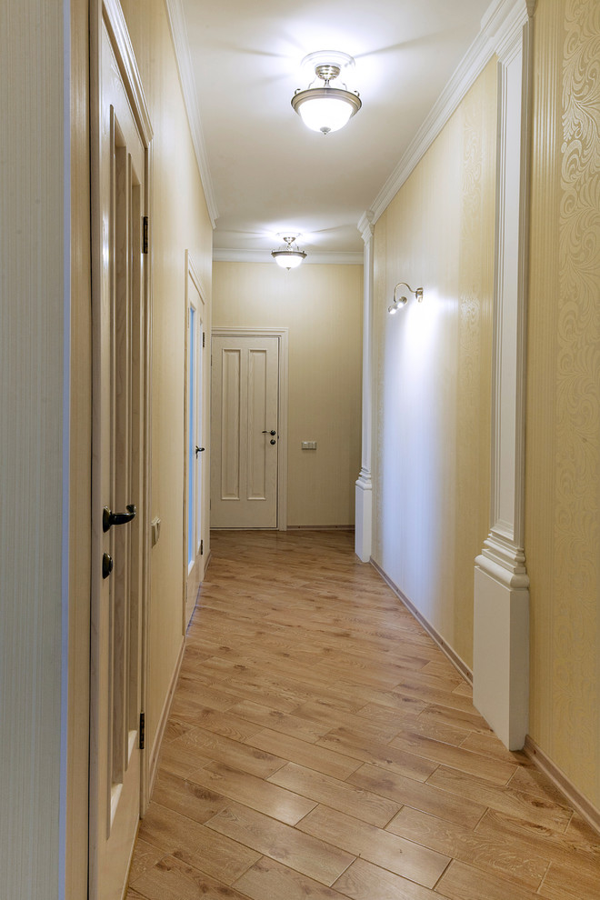 Inspiration pour un petit couloir traditionnel avec un mur beige, un sol en carrelage de céramique et un sol beige.