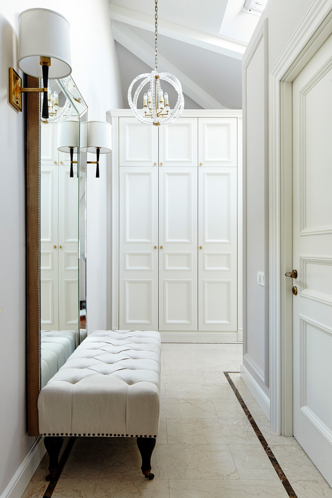 Свежая идея для дизайна: узкий коридор в стиле неоклассика (современная классика) - отличное фото интерьера