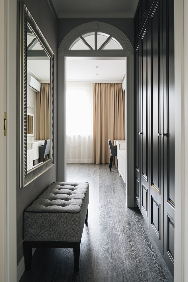 Idée de décoration pour un couloir tradition avec un mur gris, parquet foncé et un sol noir.