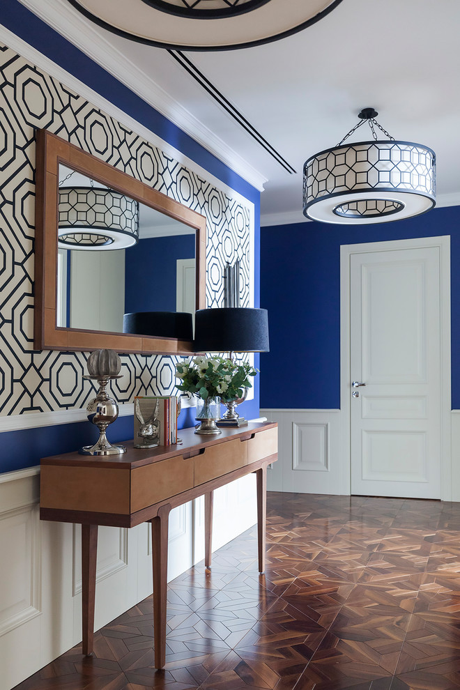 Пример оригинального дизайна: коридор: освещение в современном стиле с синими стенами, паркетным полом среднего тона и коричневым полом