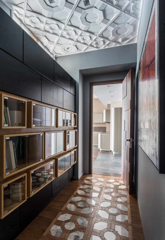 Источник вдохновения для домашнего уюта: коридор среднего размера: освещение в современном стиле с серыми стенами, мраморным полом и серым полом