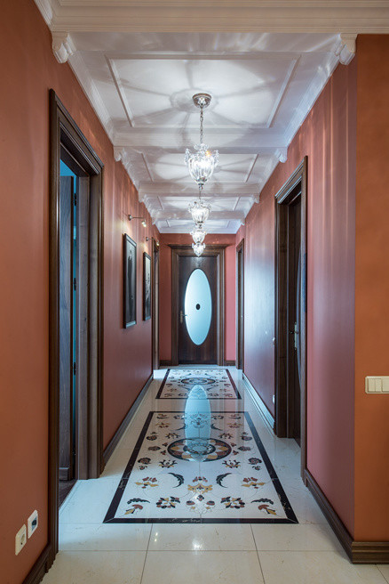 Ispirazione per un grande ingresso o corridoio con pareti marroni e pavimento in gres porcellanato