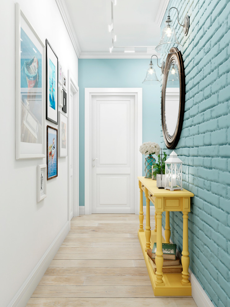 На фото: маленький коридор в морском стиле с разноцветными стенами для на участке и в саду