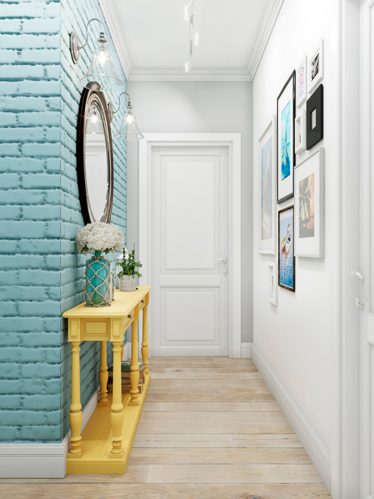 На фото: маленький коридор в морском стиле с разноцветными стенами для на участке и в саду с