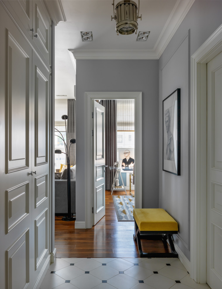 Пример оригинального дизайна: коридор в стиле неоклассика (современная классика) с серыми стенами, паркетным полом среднего тона и разноцветным полом