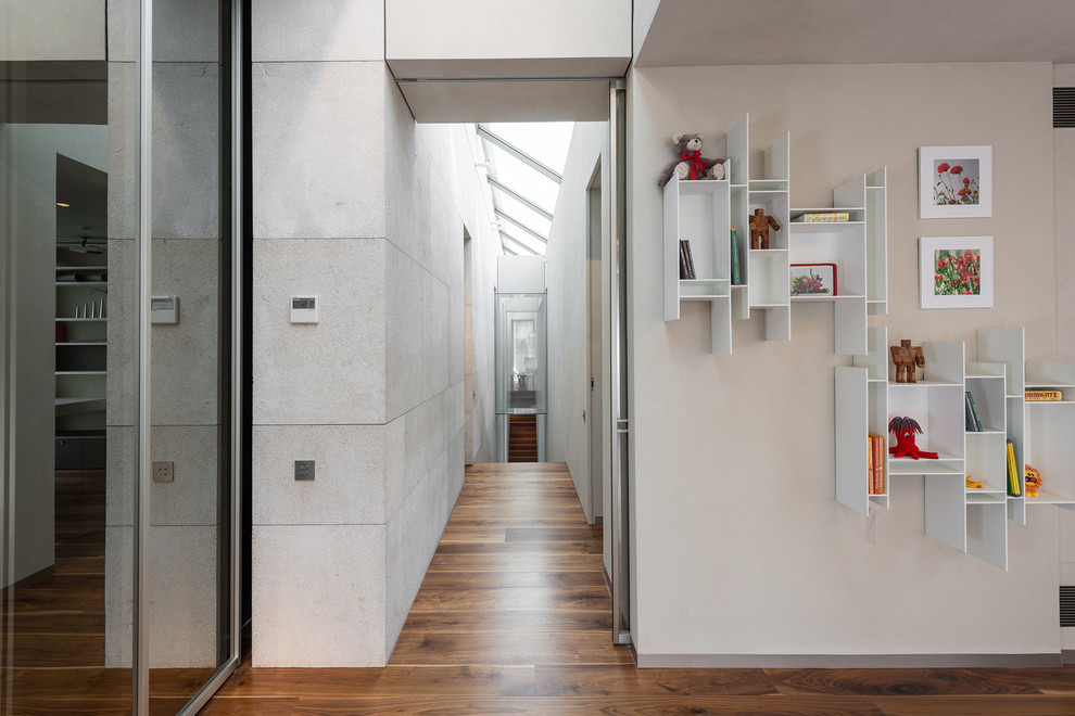 Источник вдохновения для домашнего уюта: коридор в современном стиле с паркетным полом среднего тона