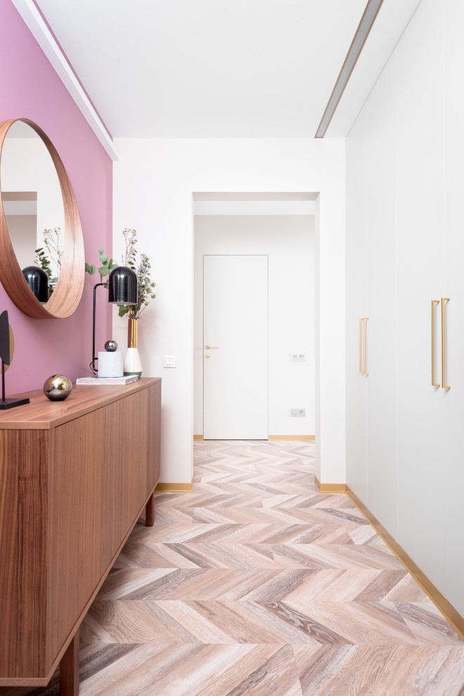 Idéer för en mellanstor modern hall, med rosa väggar, laminatgolv och beiget golv