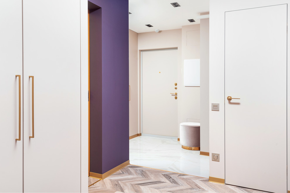 Imagen de recibidores y pasillos actuales de tamaño medio con paredes multicolor, suelo de baldosas de porcelana y suelo blanco