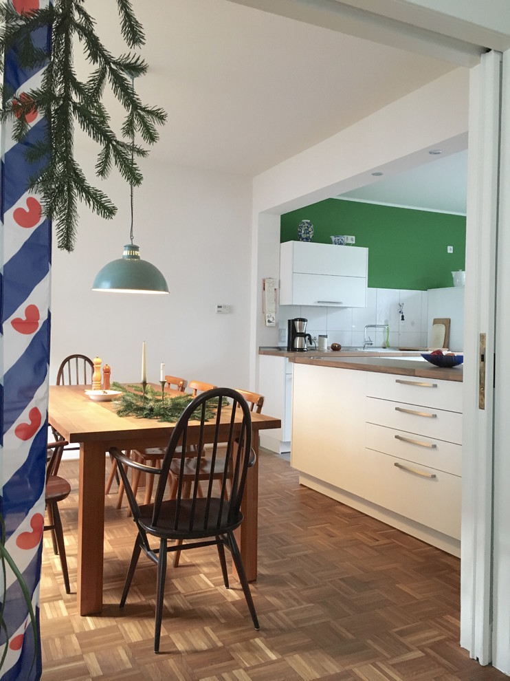 Idee per una cucina scandinava di medie dimensioni con ante bianche, top in legno, paraspruzzi bianco, paraspruzzi con piastrelle in ceramica, pavimento con piastrelle in ceramica e penisola