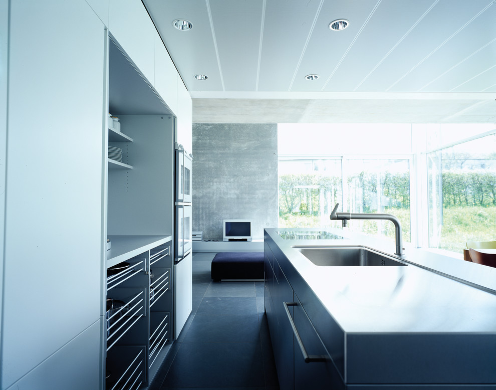 This is an example of a modern kitchen in Stuttgart.