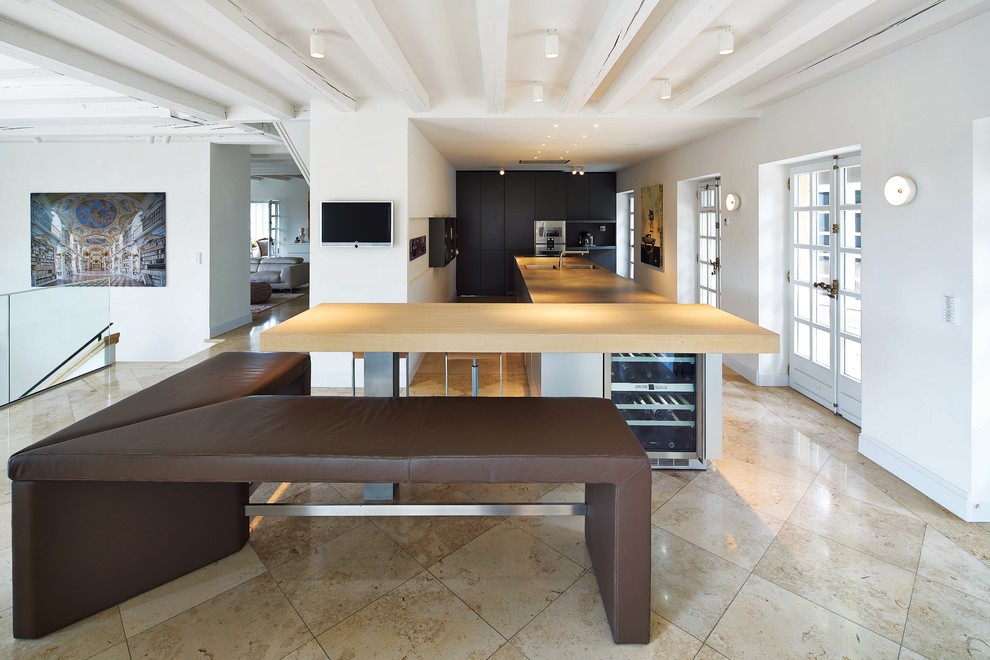 Esempio di un grande cucina con isola centrale contemporaneo con lavello da incasso, ante lisce, top in legno e elettrodomestici in acciaio inossidabile