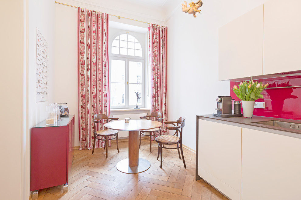 На фото: кухня среднего размера в современном стиле с обеденным столом, светлым паркетным полом, бежевым полом и шторами на окнах
